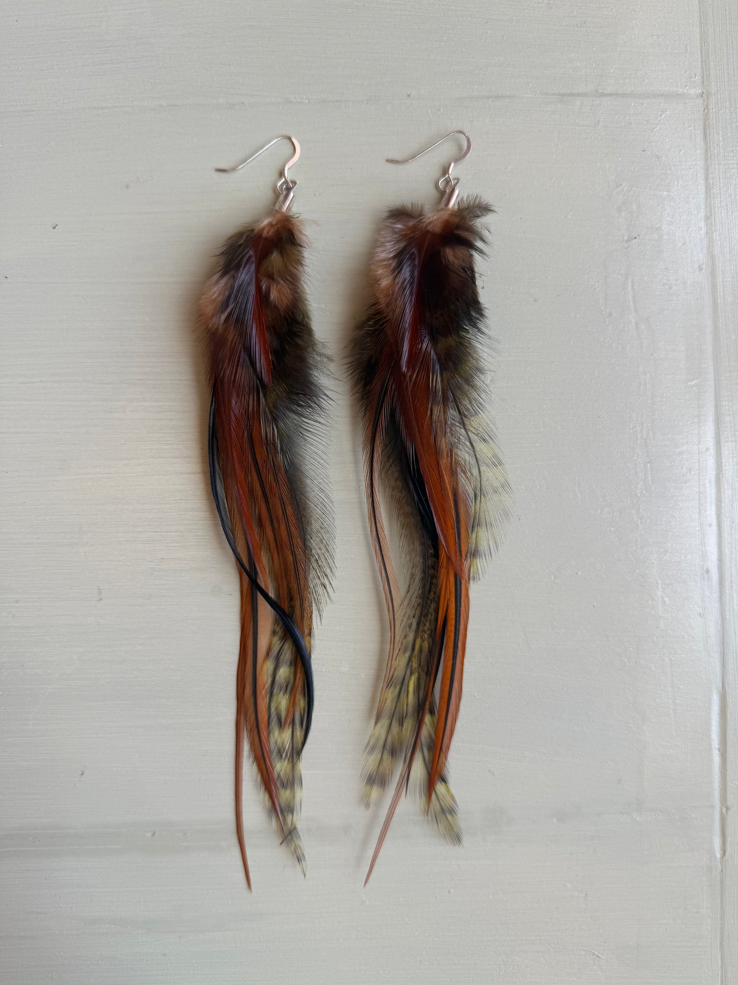 Fjäderörhängen halvlånga