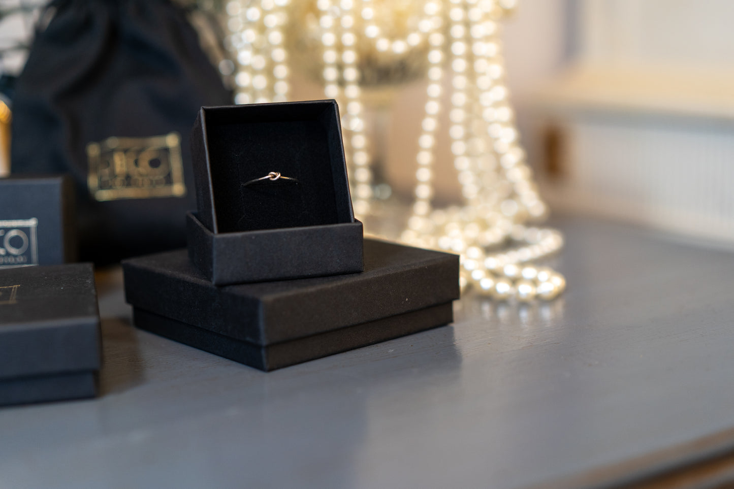 Love me, love me knot i silver.