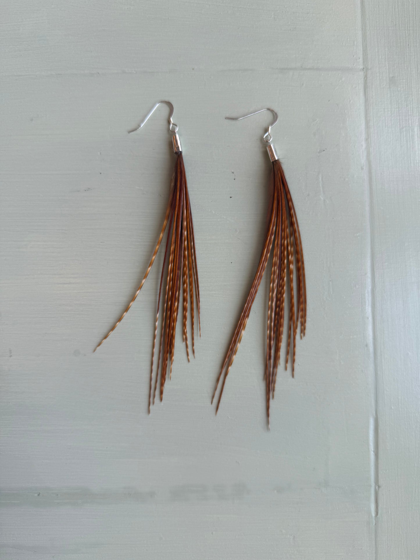 Fjäderörhängen korta