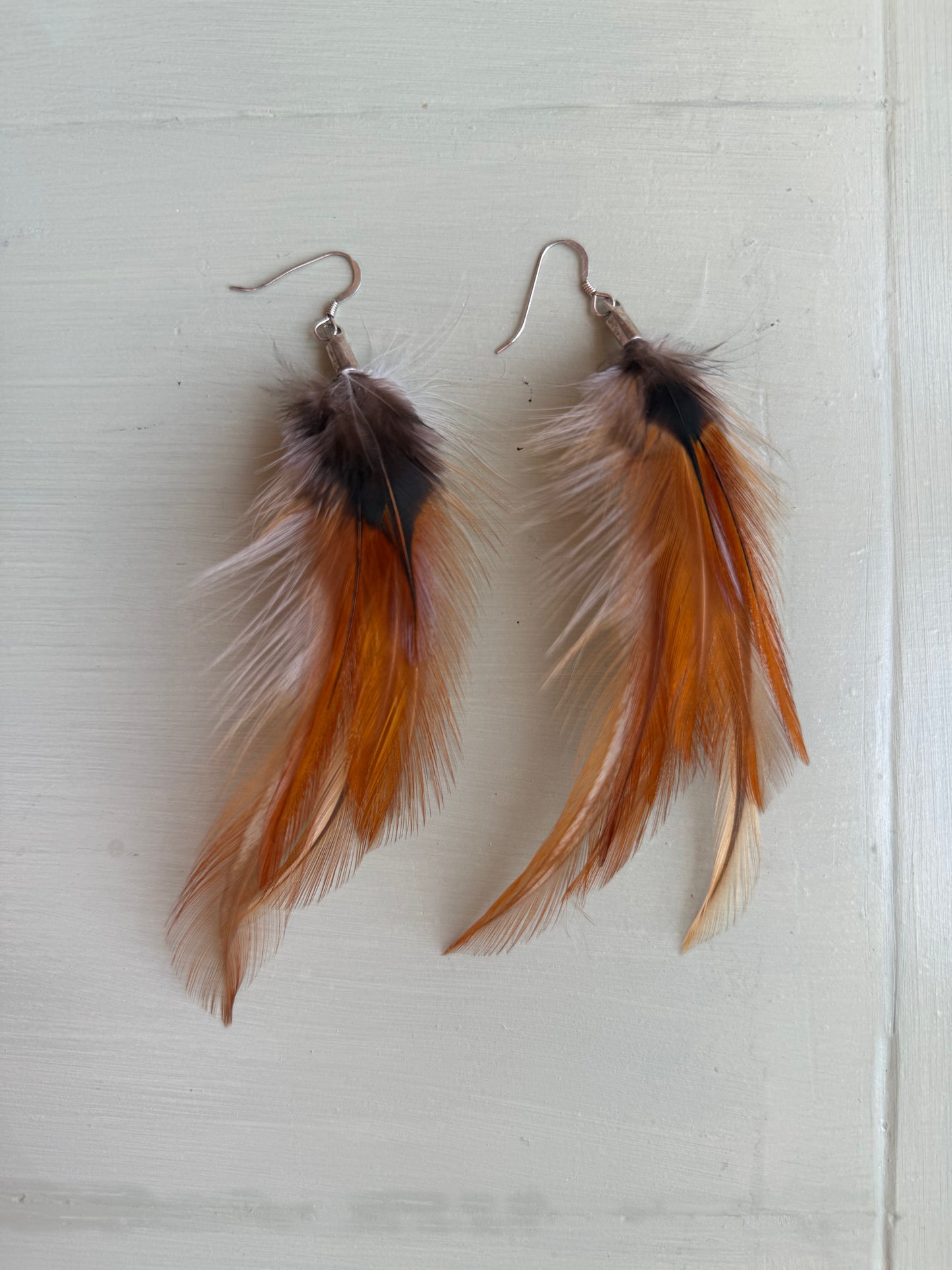 Fjäderörhängen korta