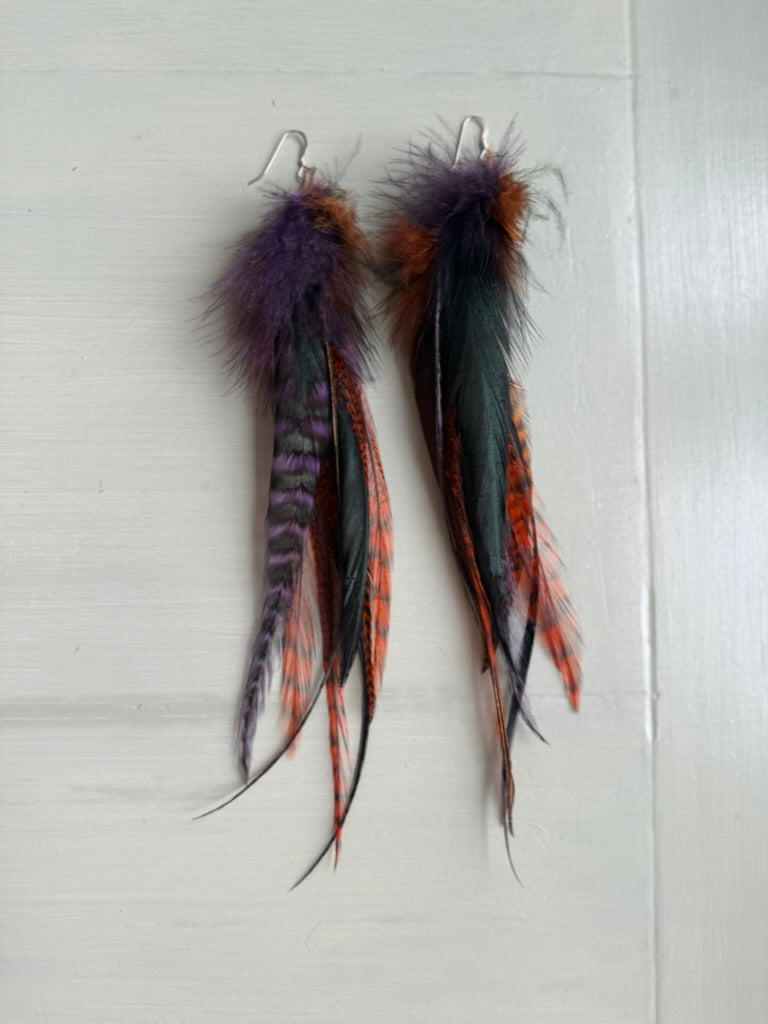 Fjäderörhängen halvlånga