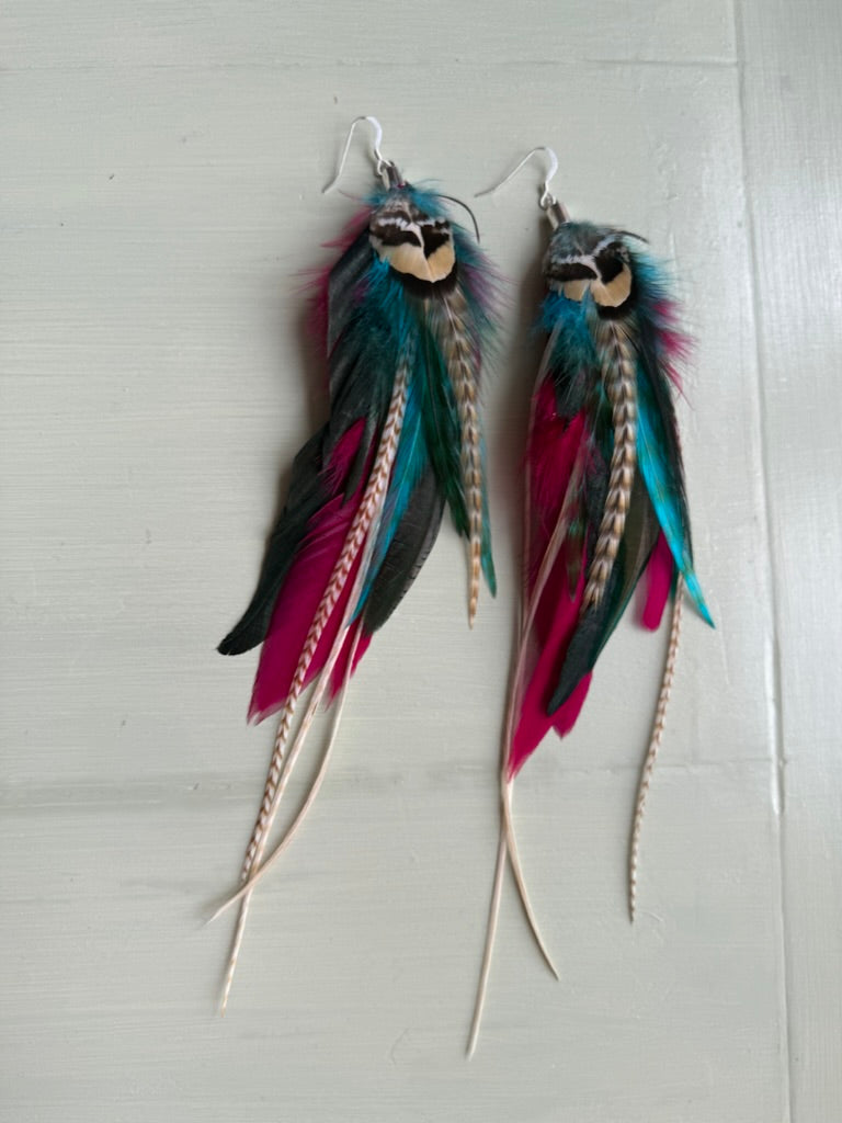 Fjäderörhängen halvlånga