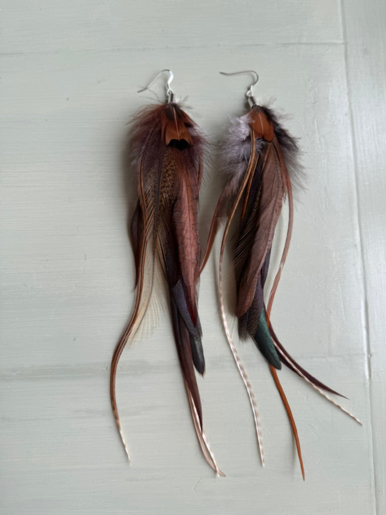 Fjäderörhängen halvlånga