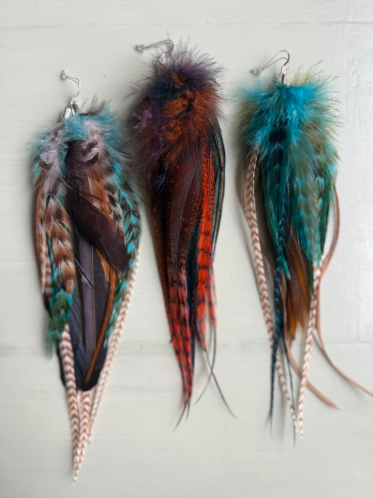 Fjäderörhängen halvlånga