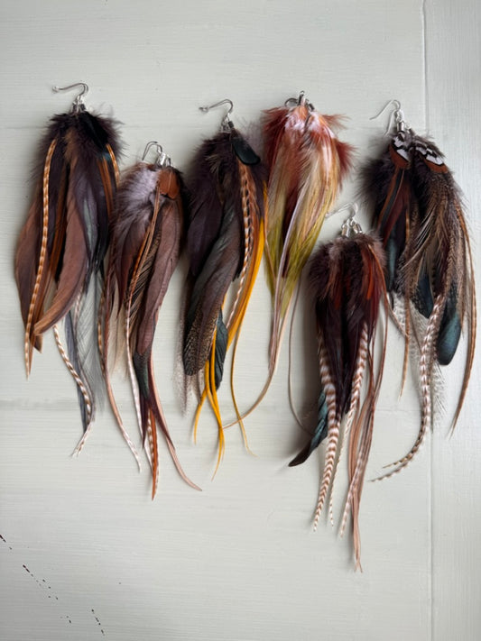 Fjäderörhängen halvlånga