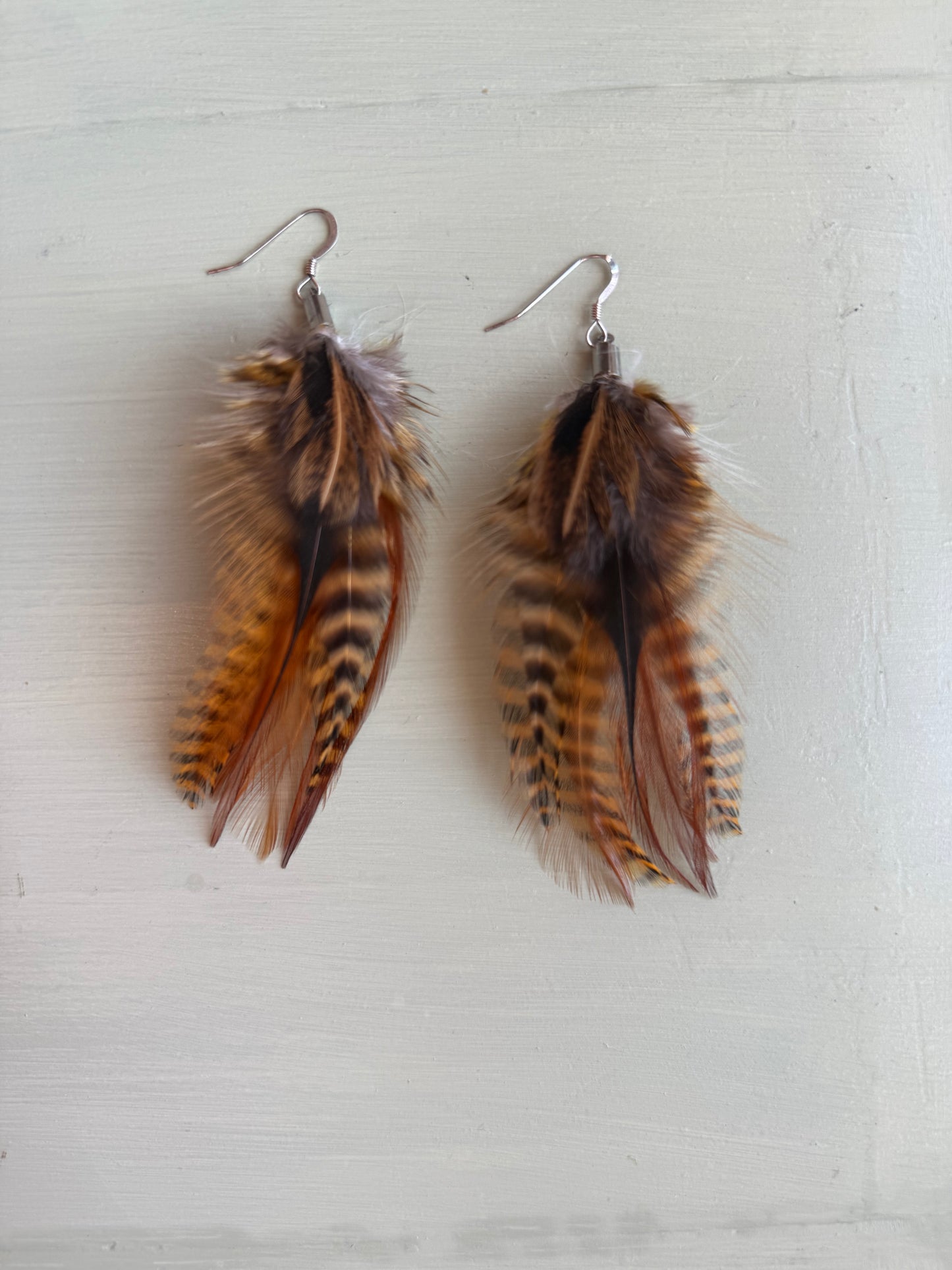 Fjäderörhängen korta