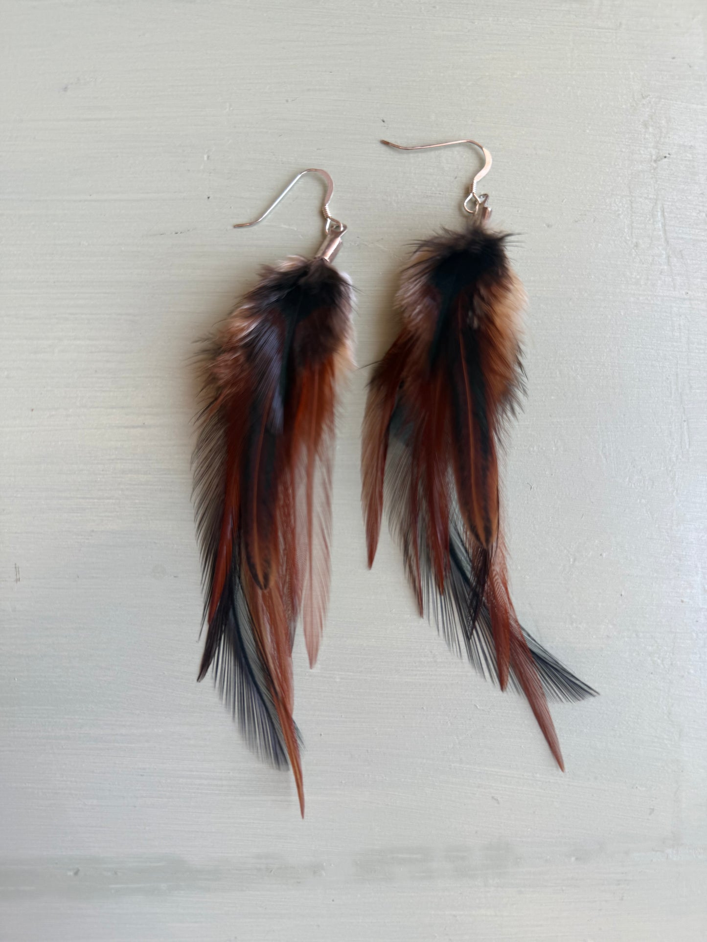 Fjäderörhängen korta