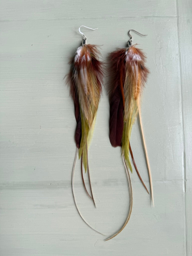 Fjäderörhängen halvlånga